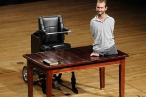 В военном госпитале Киева раненых бойцов АТО посетит легендарный Ник Вуйчич