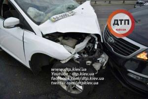 Роковая ошибка водителя "Ford Focus" привела к масштабному ДТП в Киеве
