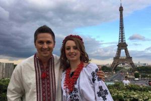 В Париже у Эйфелевой башни состоялось дефиле в вышиванках