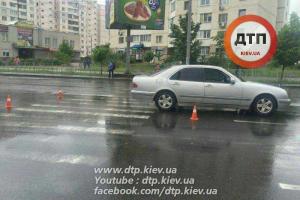 В Киеве автомобиль "Mercedes" с пьяным водителем за рулем налетел на подростка на "зебре"