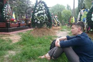 Надежда Савченко на могилах погибших собратьев почтила память героев АТО