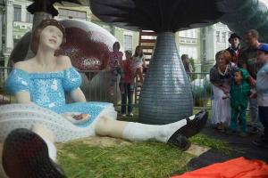 На Пейзажной аллее в Киеве появилась новая скульптура под названием "Алиса"