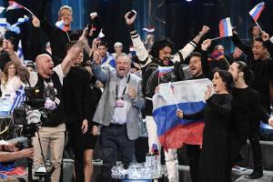 Сеть юморит над "кадром года": группа поддержки Лазарева онемела во время объявления победы Джамалы