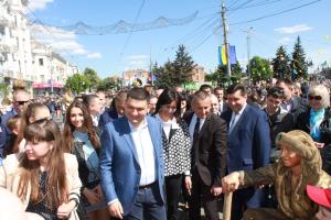 Гройсман с семьей побывал на праздновании Дня Европы в Виннице