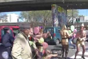 Активистки "Femen" в Париже преподнесли "горячий" сюрприз радикалам