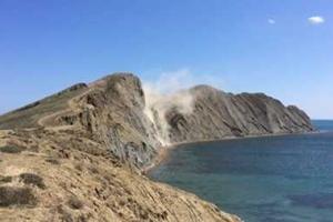 Уникальные кадры: в Крыму на глазах отдыхающих мыс обрушился в море