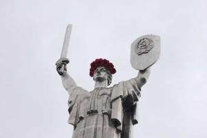 В Киеве на голову "Родины-матери" водрузили венок из красных маков