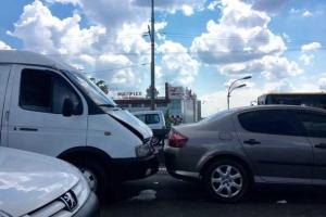 В Киеве на Московском мосту "поцеловались" сразу 6 автомобилей
