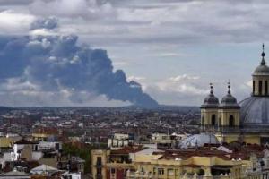 Жуткое токсичное облако затягивает небо над столицей Испании