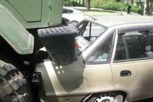 В Николаеве военные грузовики устроили ДТП, впечатав "Daewoo" в школьный автобус