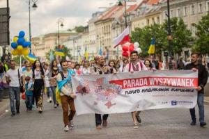 По центру Варшавы прошел Парад вышиванок