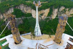 В Китае появился самый длинный в мире висячий стеклянный мост