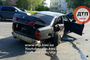 В Киеве пьяный водитель на "BMW" влетел в столб и сбежал с места аварии