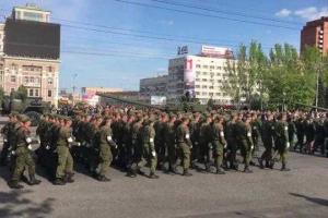 Жители Донецка "любуются" на репетицию "победного парада" боевиков