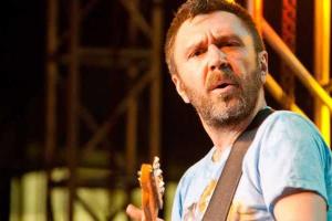 Музыкант Сергей Шнуров "взорвал" сеть новым веселым провокационным клипом