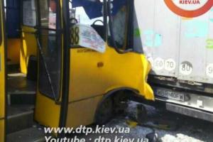 В Киеве маршрутка впечаталась в грузовик, есть пострадавшие пассажиры