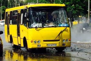 В Киеве прямо на проезжей части образовался горячий "гейзер"