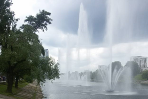 В Киеве под проливным дождем торжественно запустили фонтан на Русановке