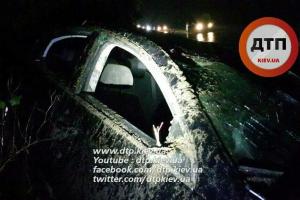 В Киеве "Volkswagen" на скорости сбил дерево и столб, вылетел в кювет и опрокинулся