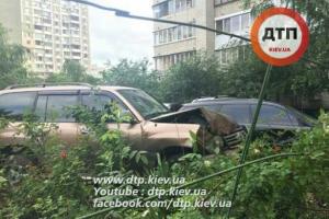 В Киеве пьяный судья на "Toyota Land Cruiser" припарковался в стоящий "Subaru"