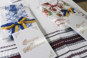 В Киеве новорожденным подарили распашонки-вышиванки