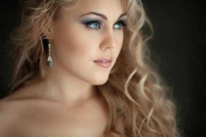 Певица Alyosha отпраздновала 30-летие на берегу Днепра