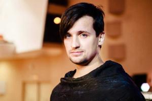 Певец Дмитрий Колдун поделился первым снимком с новородженной дочкой