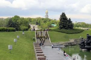 В Киеве школьники и студенты устроили флешмоб, образовав живой трезубец