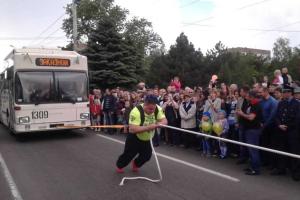 В Мариуполе местный силач протянул по городскому проспекту троллейбус с детьми