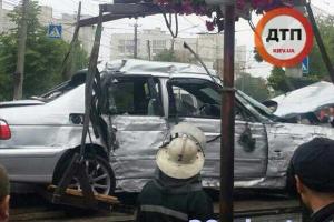 В Виннице автомобиль "BMW" влетел в магазин: погибло две девушки и два парня