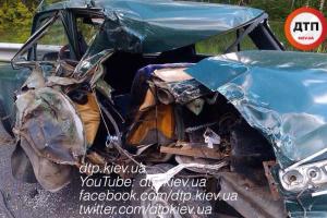 Под Киевом грузовик "JAC" превратил автомобиль "Москвич" в груду железа