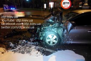 В Киеве пьяный водитель "Renault" на огромной скорости влетел в машину дорожной службы