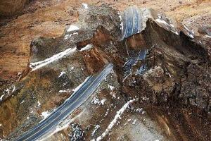 В Узбекистане оползень заживо похоронил людей в автомобилях