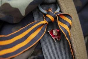 В Мариуполе пенсионеров забросали яйцами за георгиевские ленточки