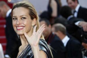 Супермодель Петра Немцова, запутавшись в платье, грохнулась на красной дорожке