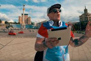 В Киеве на Майдане "любитель экстрима" спел гимн России, накинув триколор