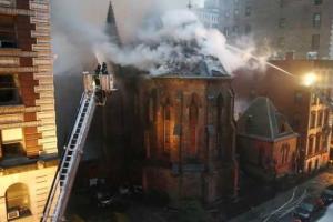 В Нью-Йорке на Манхэттене горит сербский православный собор