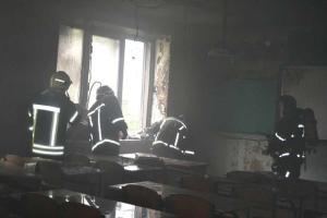 В Одессе спасатели тушили пожар в школьном кабинете химии