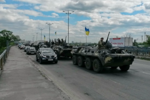 На киевском мосту застряла колонна военной техники
