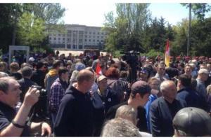 В Одессе на Куликовом поле становится "жарко": люди требуют пропустить их к Дому профсоюзов