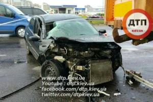В Киеве "Renault" на мокрой дороге впечатался в припаркованный грузовик