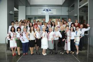 Сотрудники "Укрзализныци" появились на рабочих местах в вышиванках