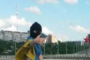 В оккупированном Луганске девушка-патриотка сделала селфи с флагом Украины