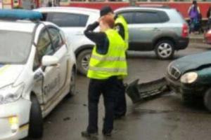 В Харькове водитель "Daewoo Lanos" решил не уступать дорогу патрульной машине