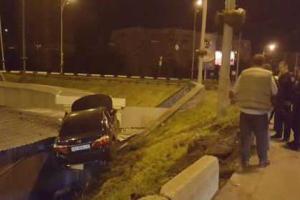 В Киеве автомобиль на бешеной скорости врезался в отбойник и "залетел" на крышу киоска