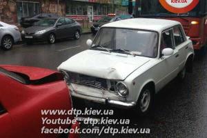 Масштабное ДТП в Киеве: мусоровоз собрал "паровоз" из 4 автомобилей