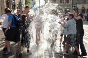 Во Львове мэра города Андрея Садового с ног до головы окатили водой