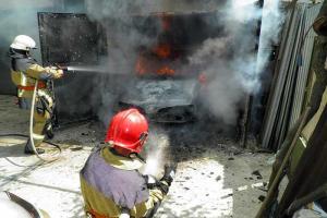 В Ужгороде вспыхнул пожар в частном гараже: автомобиль уничтожен полностью