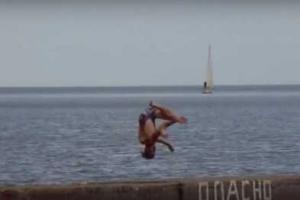 Жители Мариуполя открыли пляжный сезон