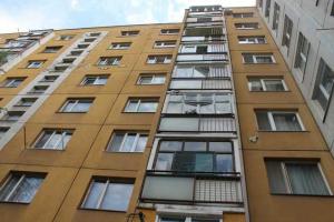 Удачное приземление: в Ужгороде мужчина выпав с балкона 5-го этажа, приземлился в спасительных кустах